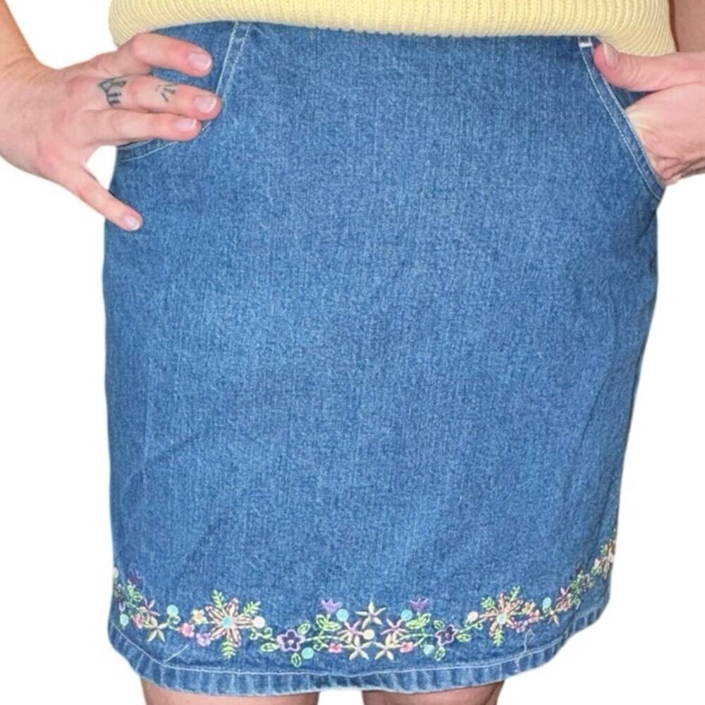 Vintage 90’s denim cotton skort skirt shorts with embroidered details size 8
